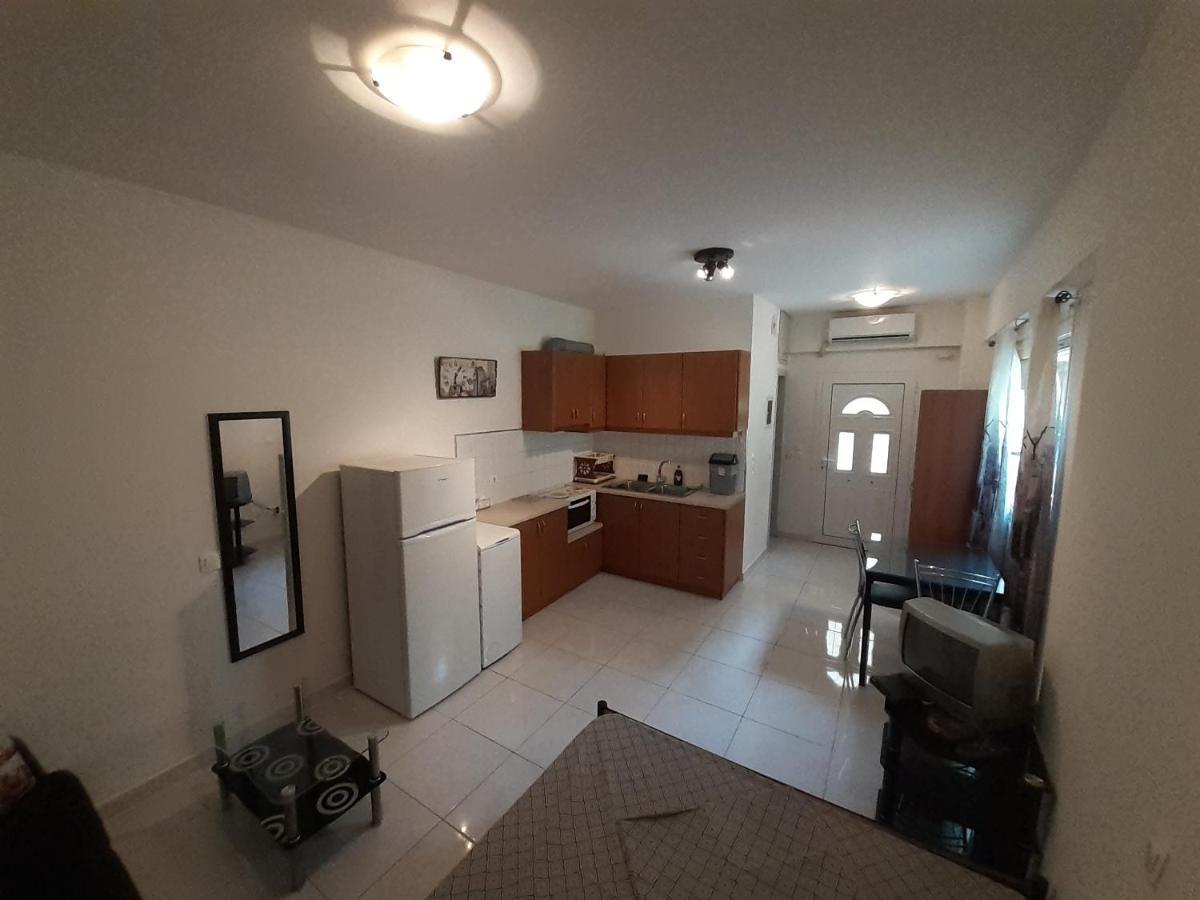 Yellow House Apartment Kalamata Exterior photo