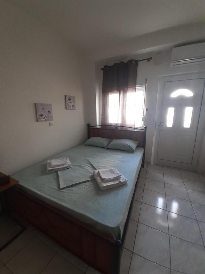 Yellow House Apartment Kalamata Exterior photo